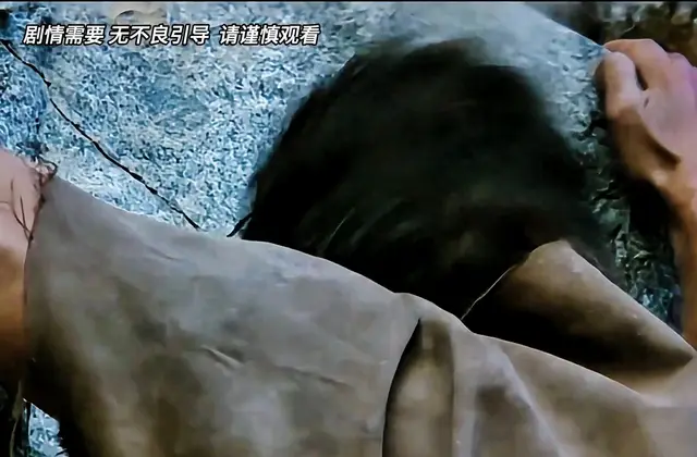 强哥悬崖跳松树脱险，短视频片段引观众追问剧情出处 现场图