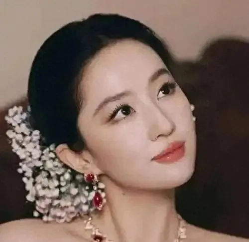 刘亦菲11个月未进组，杨紫凭《国色芳华》《家业》稳居一线花旦 现场图